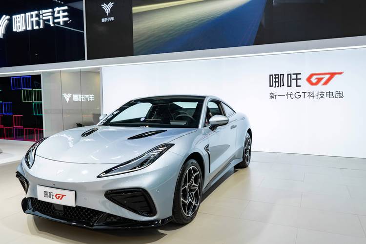 深圳251哪吒汽车在智能汽车领域的表现，领途汽车在新能源汽车市场中的影响力